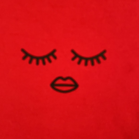 🌷. NWT H&M divided red tee dress red lips eye lashes - Picture 2 of 5